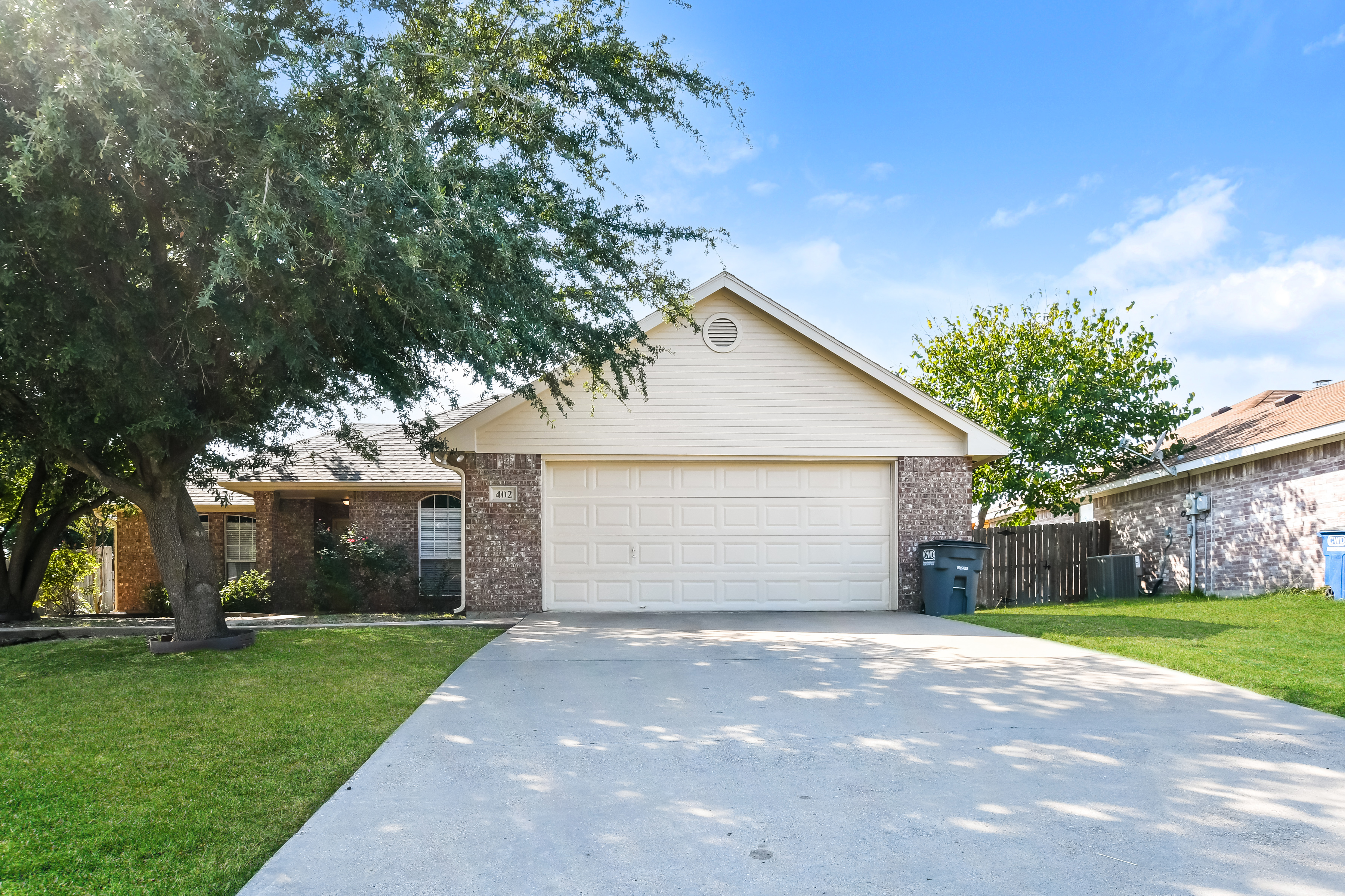 402 Tara Lane Red Oak, TX 75154